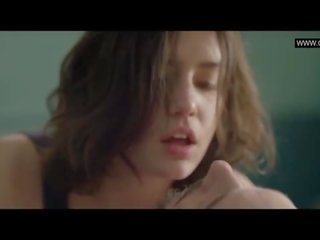 Adele exarchopoulos - 袒胸 xxx 視頻 場景 - eperdument (2016)